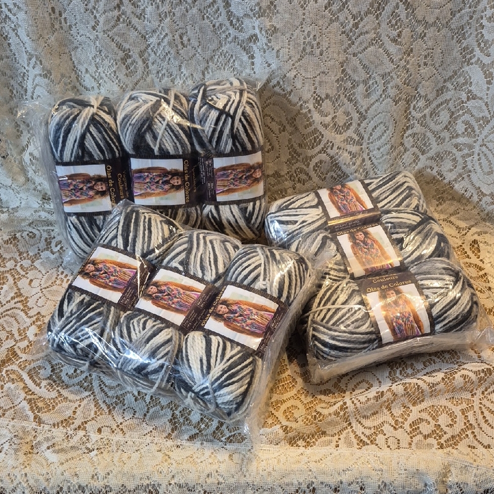 Lion Brand Color Waves ▪︎Newsprint▪︎3.5oz.▪︎x9 Skeins - Picture 2 of 6